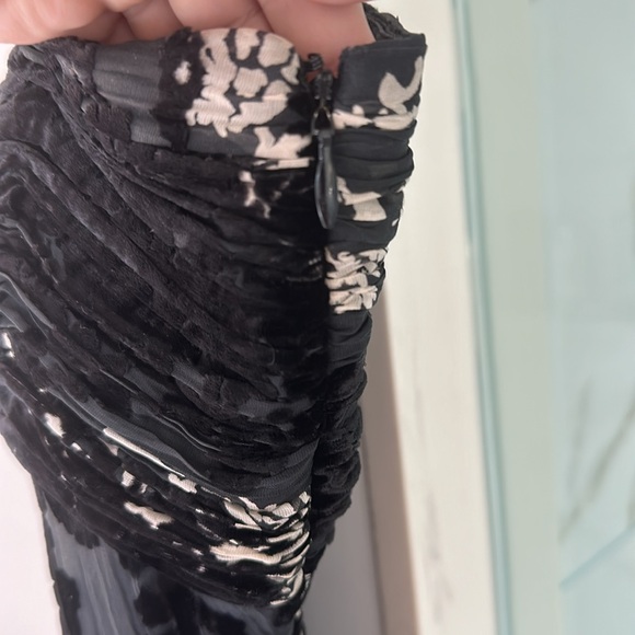 Never worn!! Gorgeous gown by Shelli Segal Laundry - Picture 4 of 10